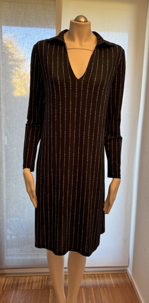 Siyu Kurzes Kleid in Schwarz mit Streifen